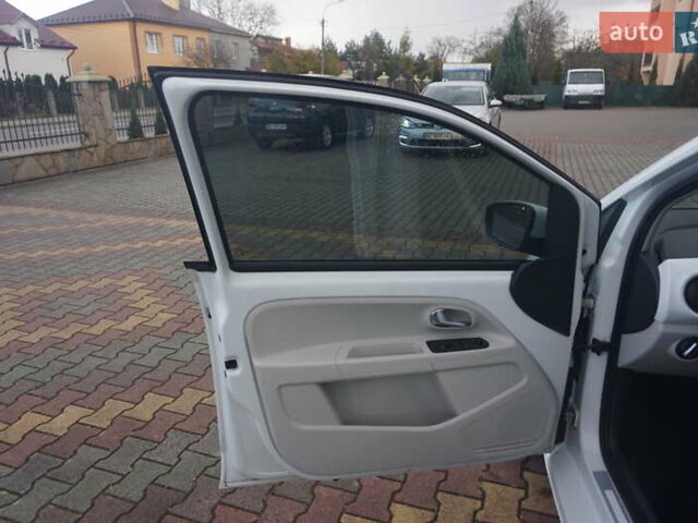 Фольксваген e-up 2013 в Самборе на Automoto.ua Белый Фольксваген e-up, объемом двигателя 0 л и пробегом 120 тыс. км за 6000 $, фото 24 на Automoto.ua