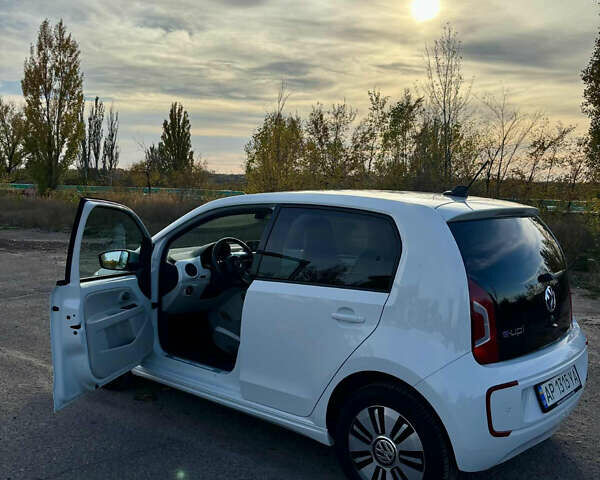 Фольксваген e-up 2013 в Кривом Роге на Automoto.ua Белый Фольксваген e-up, объемом двигателя 0 л и пробегом 124 тыс. км за 6900 $, фото 9 на Automoto.ua