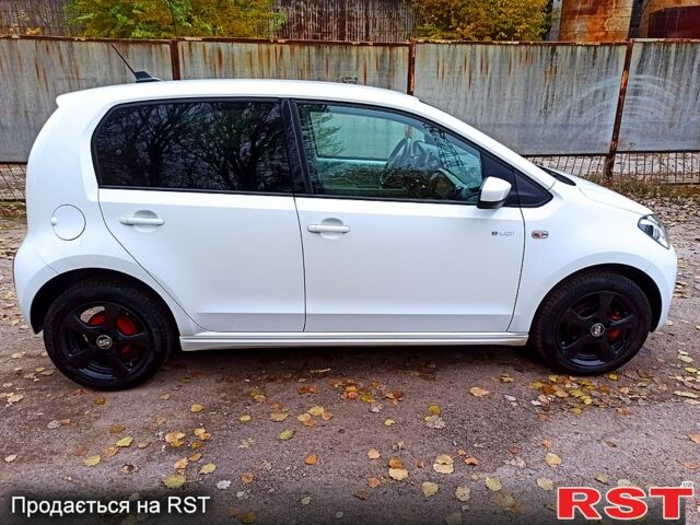 Белый Фольксваген e-up, объемом двигателя 60 л и пробегом 161 тыс. км за 6950 $, фото 3 на Automoto.ua