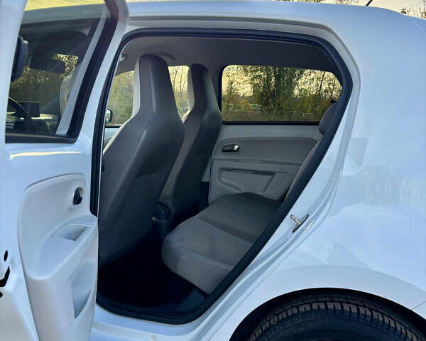 Фольксваген e-up 2013 в Кривом Роге на Automoto.ua Белый Фольксваген e-up, объемом двигателя 0 л и пробегом 124 тыс. км за 6900 $, фото 4 на Automoto.ua