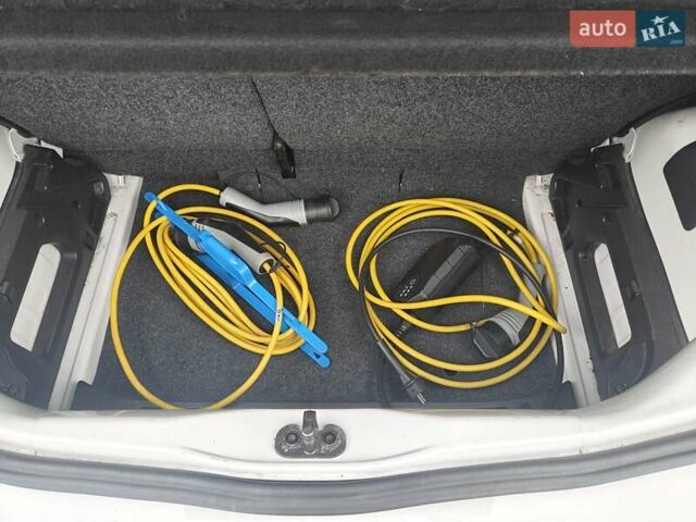 Белый Фольксваген e-up, объемом двигателя 0 л и пробегом 127 тыс. км за 7000 $, фото 22 на Automoto.ua