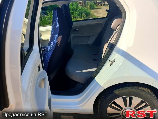 Белый Фольксваген e-up, объемом двигателя 65 л и пробегом 177 тыс. км за 7000 $, фото 6 на Automoto.ua