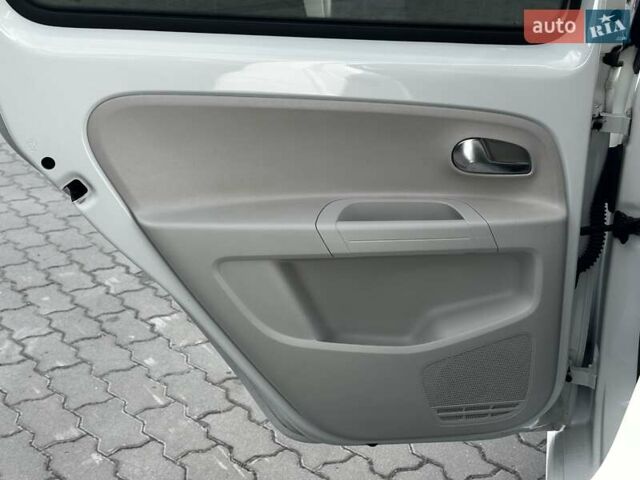 Белый Фольксваген e-up, объемом двигателя 0 л и пробегом 89 тыс. км за 6799 $, фото 23 на Automoto.ua