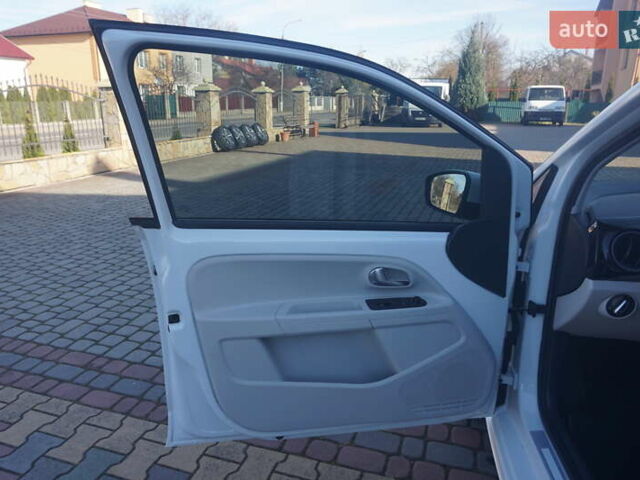 Белый Фольксваген e-up, объемом двигателя 0 л и пробегом 84 тыс. км за 6200 $, фото 25 на Automoto.ua