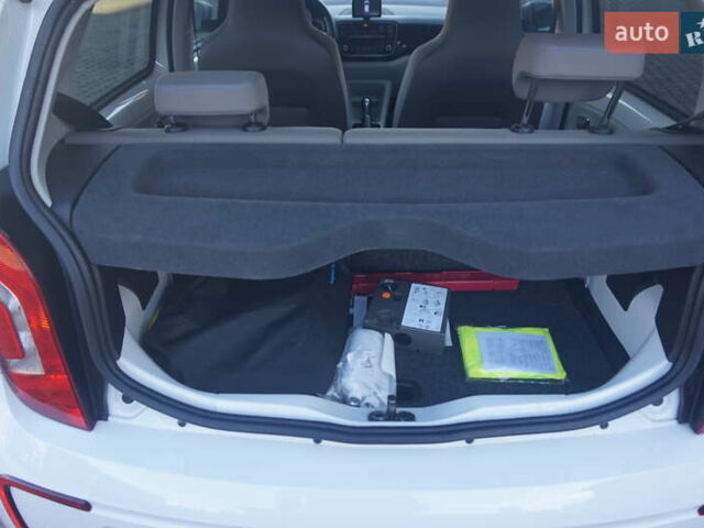 Белый Фольксваген e-up, объемом двигателя 0 л и пробегом 84 тыс. км за 6200 $, фото 49 на Automoto.ua