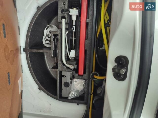 Белый Фольксваген e-up, объемом двигателя 0 л и пробегом 39 тыс. км за 6600 $, фото 69 на Automoto.ua