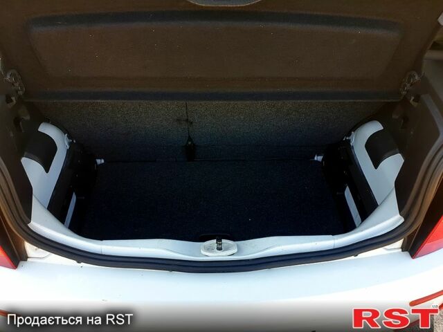 Белый Фольксваген e-up, объемом двигателя 65 л и пробегом 177 тыс. км за 7000 $, фото 12 на Automoto.ua