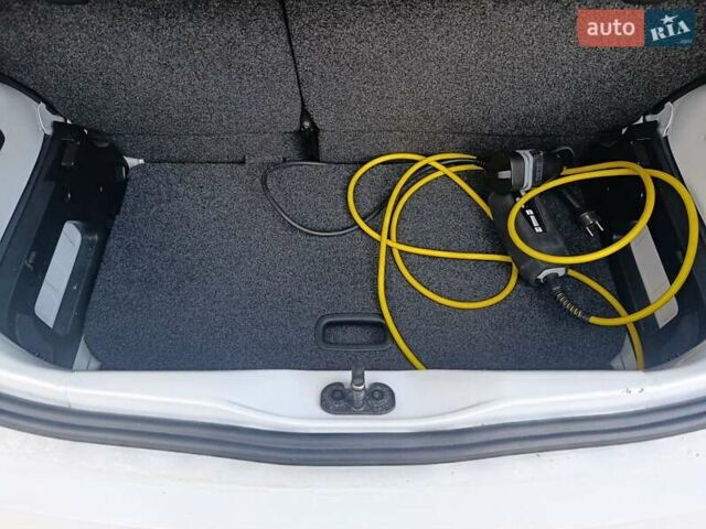 Білий Фольксваген e-up, об'ємом двигуна 0 л та пробігом 108 тис. км за 6930 $, фото 23 на Automoto.ua