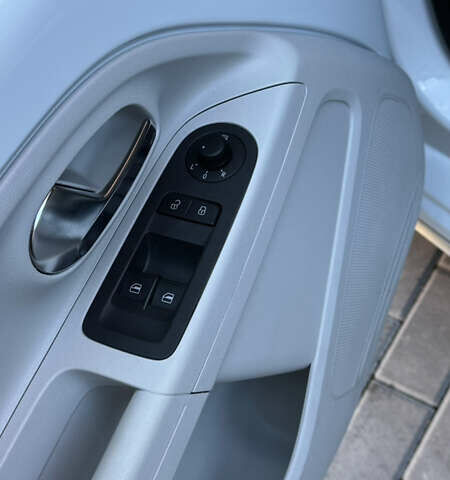 Белый Фольксваген e-up, объемом двигателя 0 л и пробегом 49 тыс. км за 8100 $, фото 35 на Automoto.ua