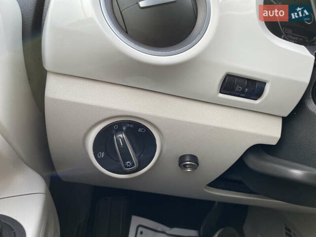 Белый Фольксваген e-up, объемом двигателя 0 л и пробегом 106 тыс. км за 6600 $, фото 63 на Automoto.ua