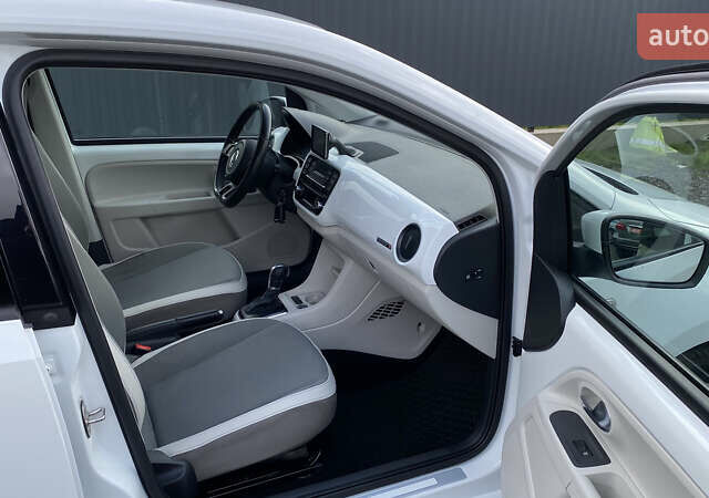 Белый Фольксваген e-up, объемом двигателя 0 л и пробегом 106 тыс. км за 6700 $, фото 54 на Automoto.ua