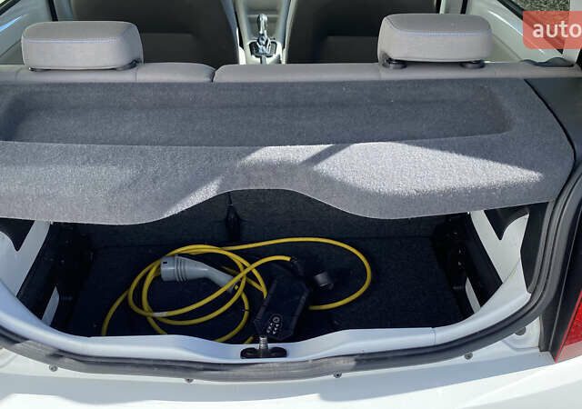 Белый Фольксваген e-up, объемом двигателя 0 л и пробегом 106 тыс. км за 6700 $, фото 34 на Automoto.ua