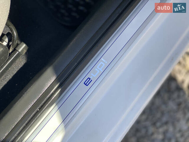 Белый Фольксваген e-up, объемом двигателя 0 л и пробегом 106 тыс. км за 6700 $, фото 31 на Automoto.ua