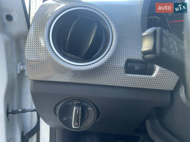 Белый Фольксваген e-up, объемом двигателя 0 л и пробегом 175 тыс. км за 6900 $, фото 13 на Automoto.ua