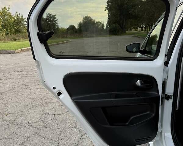 Белый Фольксваген e-up, объемом двигателя 0 л и пробегом 78 тыс. км за 7600 $, фото 17 на Automoto.ua