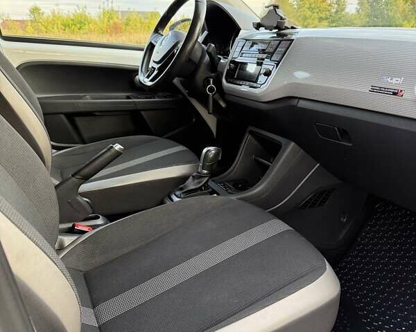 Белый Фольксваген e-up, объемом двигателя 0 л и пробегом 78 тыс. км за 7600 $, фото 24 на Automoto.ua