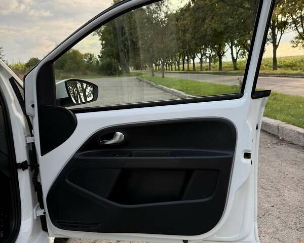 Белый Фольксваген e-up, объемом двигателя 0 л и пробегом 78 тыс. км за 7600 $, фото 23 на Automoto.ua