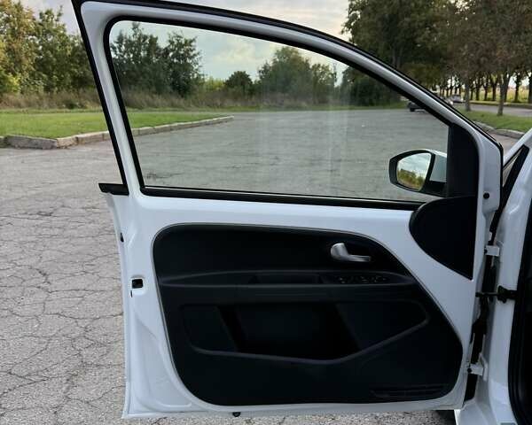 Белый Фольксваген e-up, объемом двигателя 0 л и пробегом 78 тыс. км за 7600 $, фото 11 на Automoto.ua