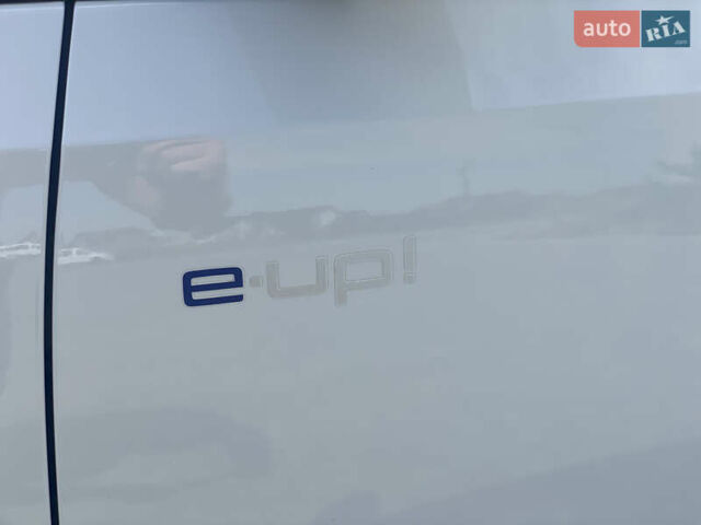 Белый Фольксваген e-up, объемом двигателя 0 л и пробегом 93 тыс. км за 12500 $, фото 12 на Automoto.ua