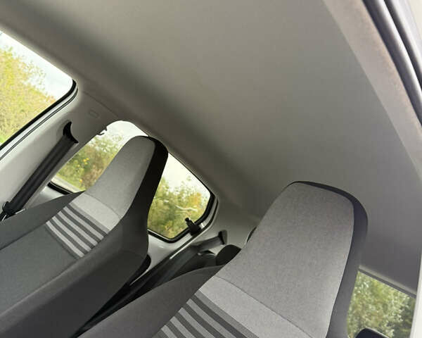 Белый Фольксваген e-up, объемом двигателя 0 л и пробегом 95 тыс. км за 12500 $, фото 19 на Automoto.ua