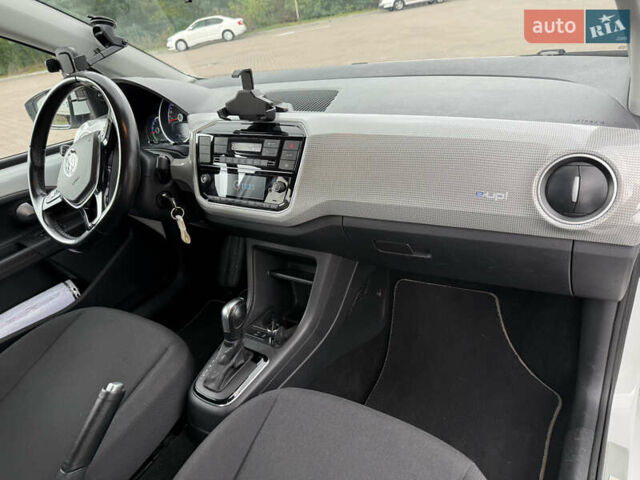 Белый Фольксваген e-up, объемом двигателя 0 л и пробегом 95 тыс. км за 12500 $, фото 25 на Automoto.ua