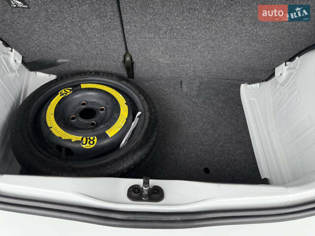 Белый Фольксваген e-up, объемом двигателя 0 л и пробегом 95 тыс. км за 12500 $, фото 14 на Automoto.ua