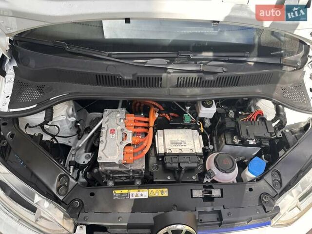 Белый Фольксваген e-up, объемом двигателя 0 л и пробегом 130 тыс. км за 9600 $, фото 7 на Automoto.ua