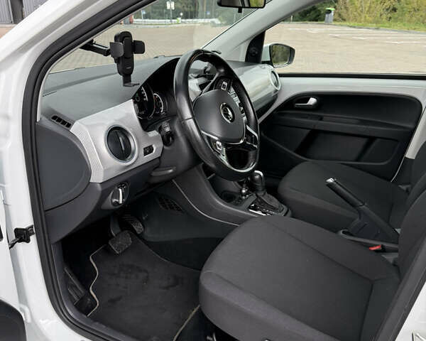 Белый Фольксваген e-up, объемом двигателя 0 л и пробегом 95 тыс. км за 12500 $, фото 17 на Automoto.ua