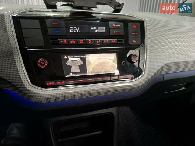 Белый Фольксваген e-up, объемом двигателя 0 л и пробегом 55 тыс. км за 10999 $, фото 24 на Automoto.ua