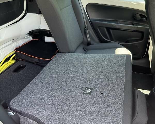 Белый Фольксваген e-up, объемом двигателя 0 л и пробегом 17 тыс. км за 14900 $, фото 18 на Automoto.ua