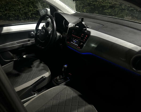 Белый Фольксваген e-up, объемом двигателя 0 л и пробегом 67 тыс. км за 11500 $, фото 6 на Automoto.ua