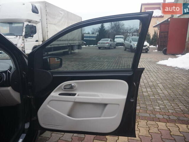 Черный Фольксваген e-up, объемом двигателя 0 л и пробегом 151 тыс. км за 5555 $, фото 36 на Automoto.ua