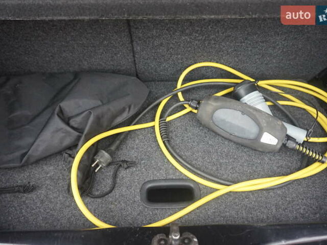 Черный Фольксваген e-up, объемом двигателя 0 л и пробегом 151 тыс. км за 5555 $, фото 48 на Automoto.ua