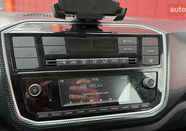 Черный Фольксваген e-up, объемом двигателя 0 л и пробегом 48 тыс. км за 10500 $, фото 24 на Automoto.ua