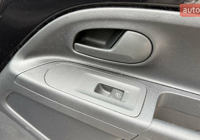 Черный Фольксваген e-up, объемом двигателя 0 л и пробегом 48 тыс. км за 10500 $, фото 46 на Automoto.ua