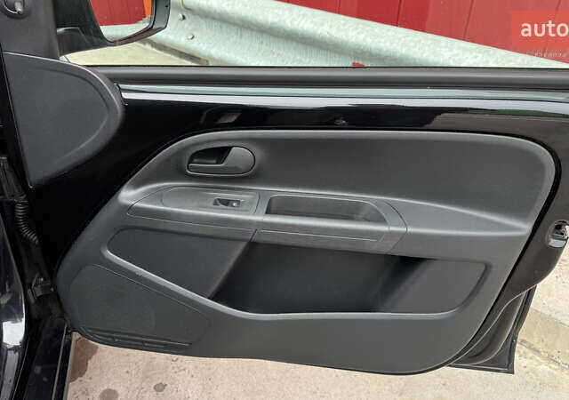 Черный Фольксваген e-up, объемом двигателя 0 л и пробегом 48 тыс. км за 10500 $, фото 45 на Automoto.ua