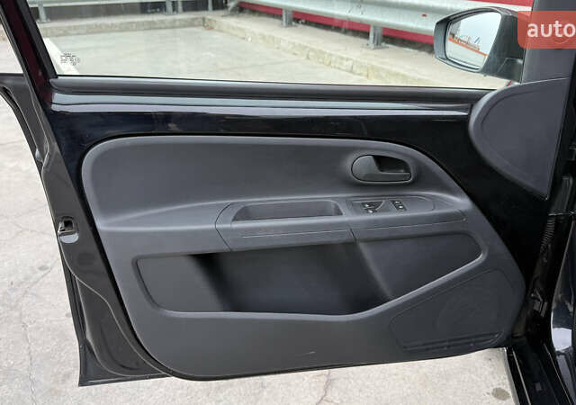 Черный Фольксваген e-up, объемом двигателя 0 л и пробегом 48 тыс. км за 10500 $, фото 17 на Automoto.ua