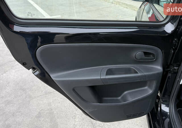 Черный Фольксваген e-up, объемом двигателя 0 л и пробегом 48 тыс. км за 10500 $, фото 31 на Automoto.ua