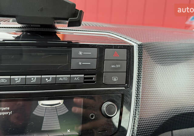 Черный Фольксваген e-up, объемом двигателя 0 л и пробегом 48 тыс. км за 10500 $, фото 26 на Automoto.ua