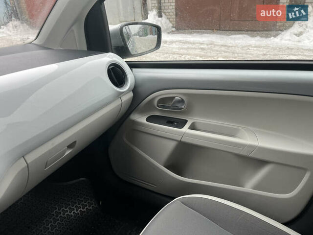 Серый Фольксваген e-up, объемом двигателя 0 л и пробегом 129 тыс. км за 6700 $, фото 7 на Automoto.ua