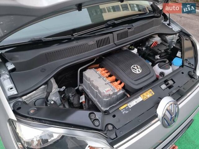 Серый Фольксваген e-up, объемом двигателя 0 л и пробегом 99 тыс. км за 6450 $, фото 19 на Automoto.ua