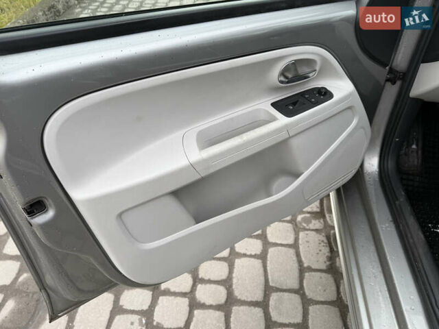 Серый Фольксваген e-up, объемом двигателя 0 л и пробегом 90 тыс. км за 6499 $, фото 18 на Automoto.ua