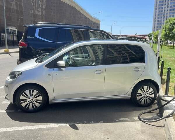 Серый Фольксваген e-up, объемом двигателя 0 л и пробегом 106 тыс. км за 8000 $, фото 2 на Automoto.ua