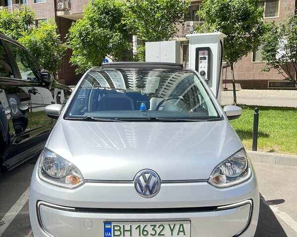 Серый Фольксваген e-up, объемом двигателя 0 л и пробегом 106 тыс. км за 8000 $, фото 5 на Automoto.ua
