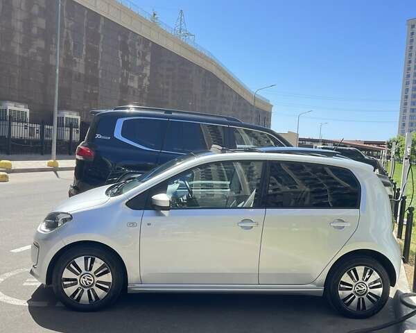 Серый Фольксваген e-up, объемом двигателя 0 л и пробегом 106 тыс. км за 8000 $, фото 3 на Automoto.ua