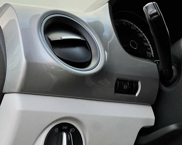 Серый Фольксваген e-up, объемом двигателя 0 л и пробегом 174 тыс. км за 5750 $, фото 20 на Automoto.ua