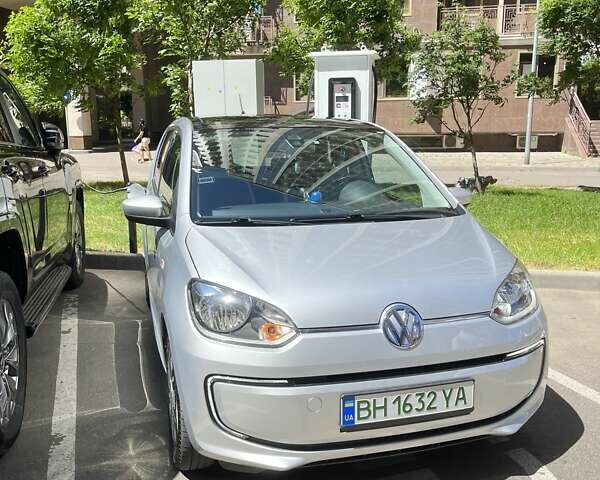 Серый Фольксваген e-up, объемом двигателя 0 л и пробегом 106 тыс. км за 8000 $, фото 1 на Automoto.ua