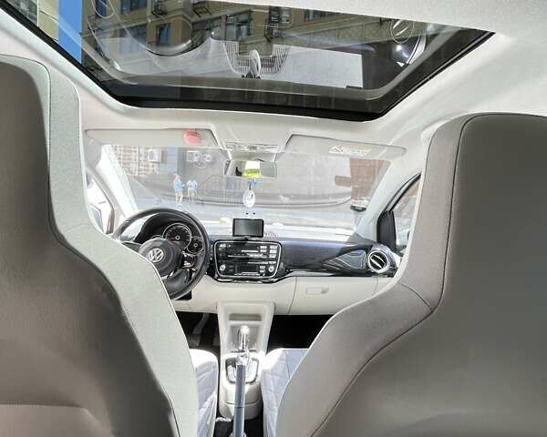 Серый Фольксваген e-up, объемом двигателя 0 л и пробегом 106 тыс. км за 8000 $, фото 12 на Automoto.ua