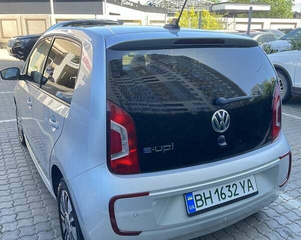 Серый Фольксваген e-up, объемом двигателя 0 л и пробегом 106 тыс. км за 8000 $, фото 7 на Automoto.ua