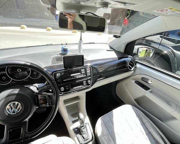 Серый Фольксваген e-up, объемом двигателя 0 л и пробегом 106 тыс. км за 8000 $, фото 13 на Automoto.ua